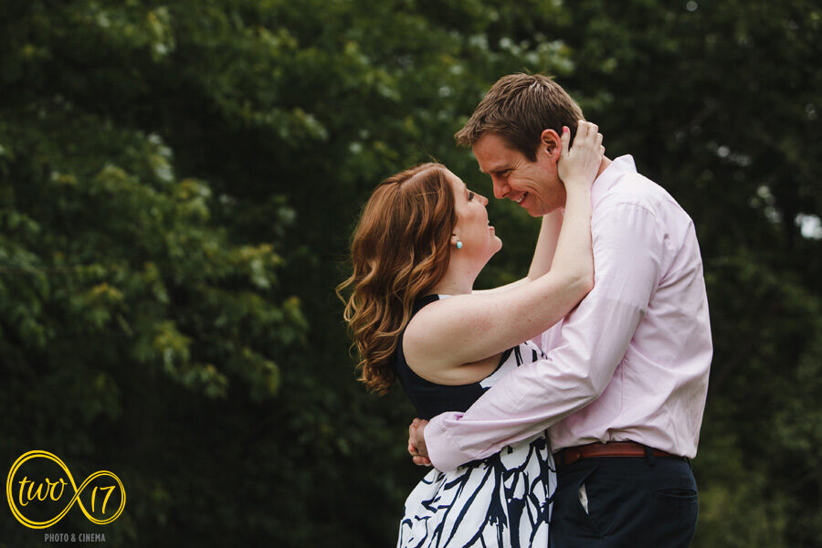 summer engagement photoshoot in Philadelphia along the Schuylkill River