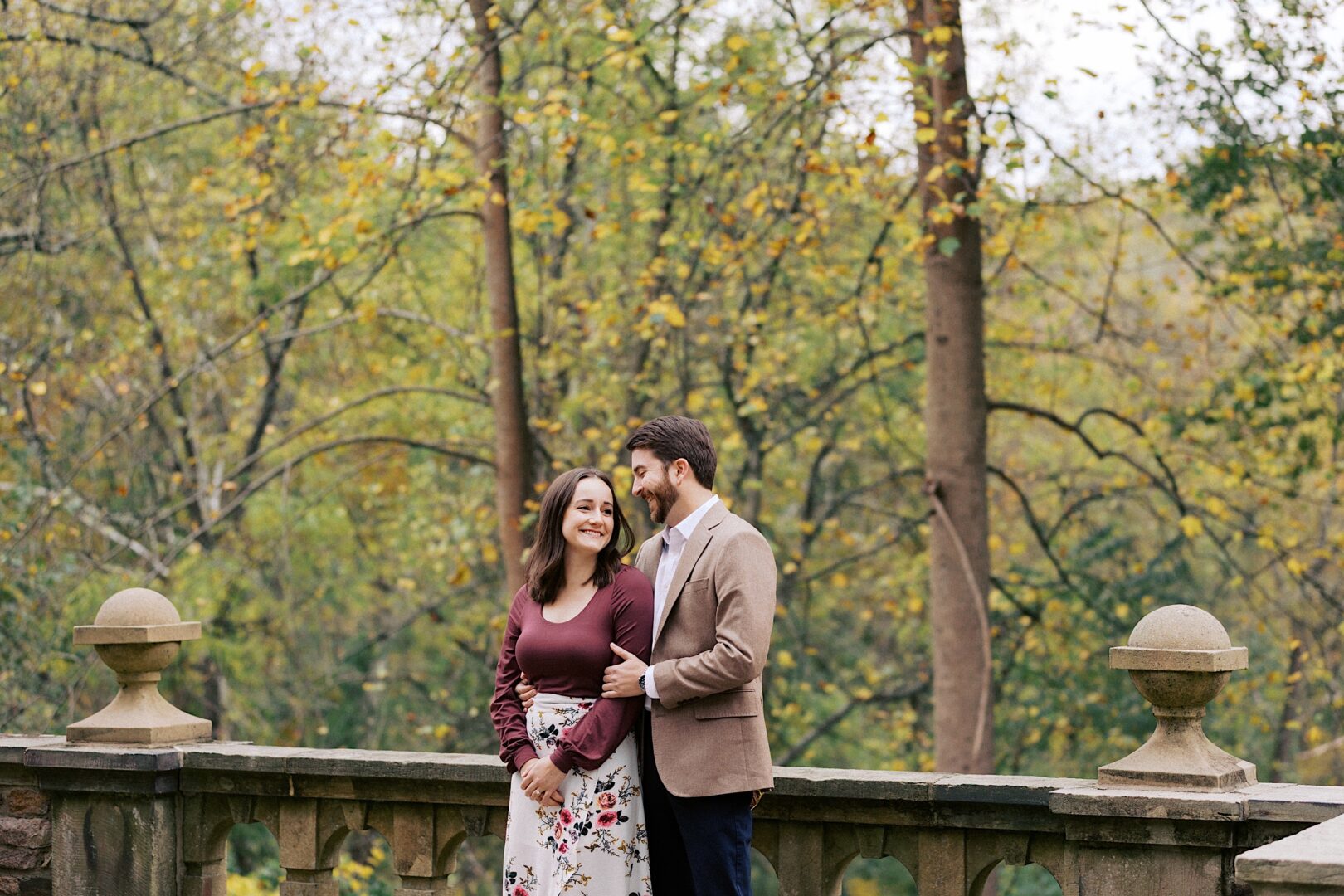 beautiful fall engagement session at Parque Ridley Creek 